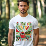 Caminhão de Árvores Frescas da Fazenda de Natal Bo<br><div class="desc">Fazenda de Natal Boho Árvores Frescas Camisa Tripla Festiva Festiva Feriada apresenta o texto "Fazenda Árvores de Natal Frescas" na tipografia moderna, acentuada com um colorido estilo Matisse, com carregando de fazenda retrógrada de uma árvore de Natal. Perfeito para presentes de Natal, festas de Natal e festas de Natal, aniversários...</div>