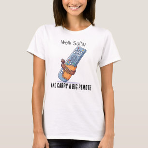 Caminhe suavemente e carregue uma grande camiseta