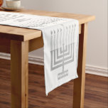 Caminho De Mesa Grande Decoração à moda de prata do feriado de Menorah<br><div class="desc">Personalize esta prata à moda no corredor longo branco da mesa de Hanukkah Menorah com seu nome no centro para um toque feito sob encomenda a sua decoração do feriado. O centro deste corredor da mesa de Chanukah tem HANUKKAH em letras hebréias que é flanqueado por seu nome de família...</div>