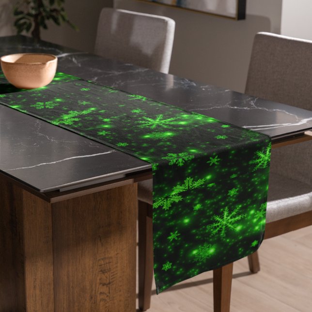 Caminho De Mesa Grande Flocos de Neve Brancos Backgrs Verdes Profundos Ex (White Snowflakes Deep Green Background Table Runner)