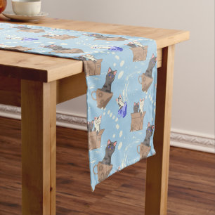 Caminho De Mesa Grande Gatos na caixa e leite cai em azul