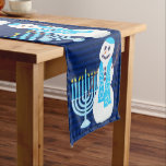 Caminho De Mesa Grande Hanukkah Jewish Snowman E Blue Menorah Holiday<br><div class="desc">Um fundo azul escuro riscado dispara esse boneco de neve e Menorah para um corredor de mesa Chanucá. Personalize agora! Coloque a mesa da festa ou coloque o buffet lateral para janto familiar durante a temporada de Festival de Luzes. Itens correspondentes, como pratos e guardanapos, estão disponíveis com este design...</div>