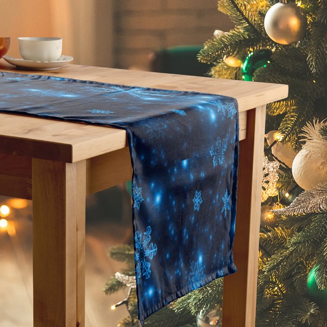 Caminho De Mesa Grande Mesa Azul Profundo e Flocos de Neve Brilhantes (Deep Blue & Bright Snowflakes Table Runner)