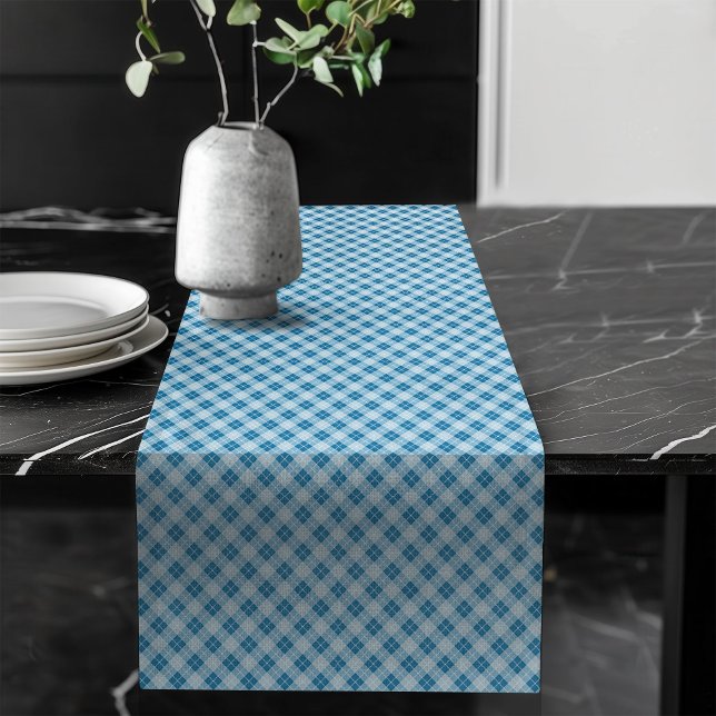 Caminho De Mesa Grande Xadrez Azul Suave e Marinho Runner para Mesa (Soft Blue and Navy Plaid Runner for Tables)