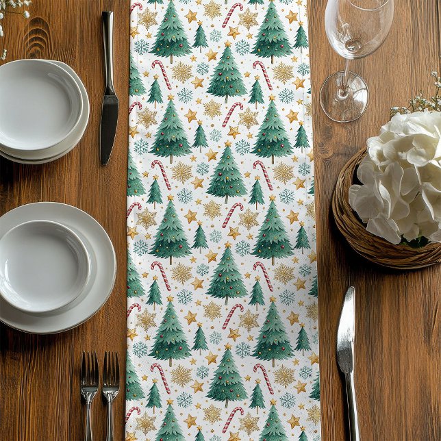 Caminho De Mesa Médio Árvores de Natal Aconchegantes Runner de Mesa Verm (Cozy Christmas Trees Red Green Gold Table Runner)