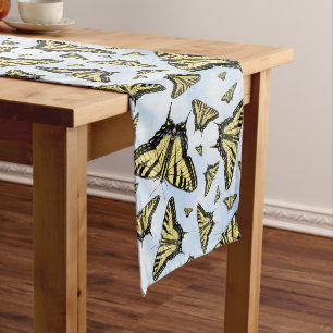 Caminho De Mesa Médio Borboletas de Swallowtail Amarelo Céu Azul