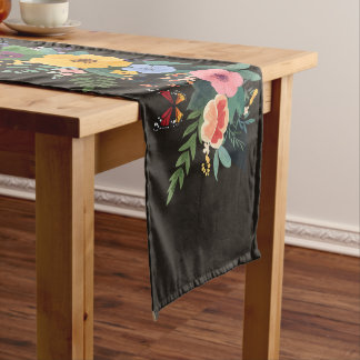 Caminho De Mesa Médio Borboletas e Flores da Primavera no Jardim