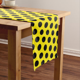 Caminho De Mesa Médio Círculos Pretos no Fundo Amarelo