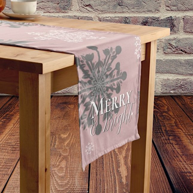 Caminho De Mesa Médio Feliz rosa e flocos de neve brilhantes Natal (Pink Merry and Bright Snowflakes Christmas Table Runner)