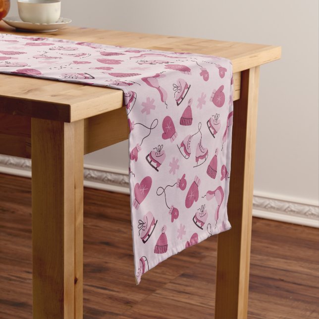 Caminho De Mesa Médio Hand Drawn Winter Pattern Pink Table Runner (No Local)