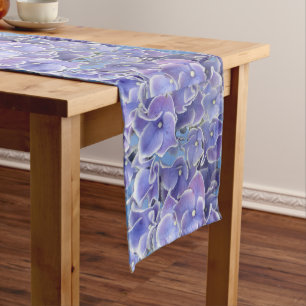 Caminho De Mesa Médio Hydrangea azul com o corredor branco da mesa da