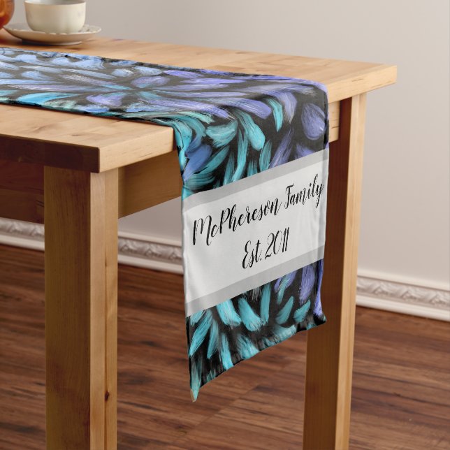 Caminho De Mesa Médio Manteiga e pétalas azuis modernas personalizadas (No Local)