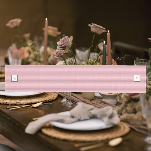 Caminho De Mesa Médio Monograma de Script de Lace de Rosa de Faixa Rosa  (Criador carregado)