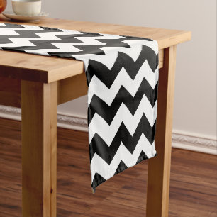 Caminho De Mesa Médio Padrão Chevron preto e branco