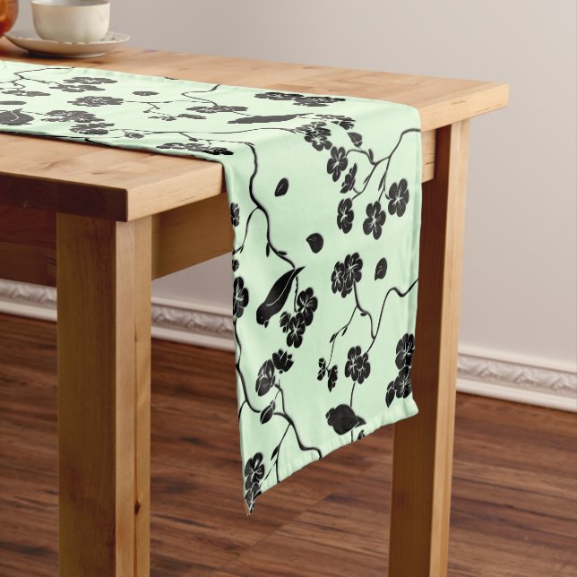 Caminho De Mesa Médio Pássaros com flores de cereja pretas em verde-mint (No Local)