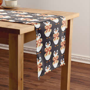 Caminho De Mesa Médio Pinguim fofo segurando um cartaz com o número 99