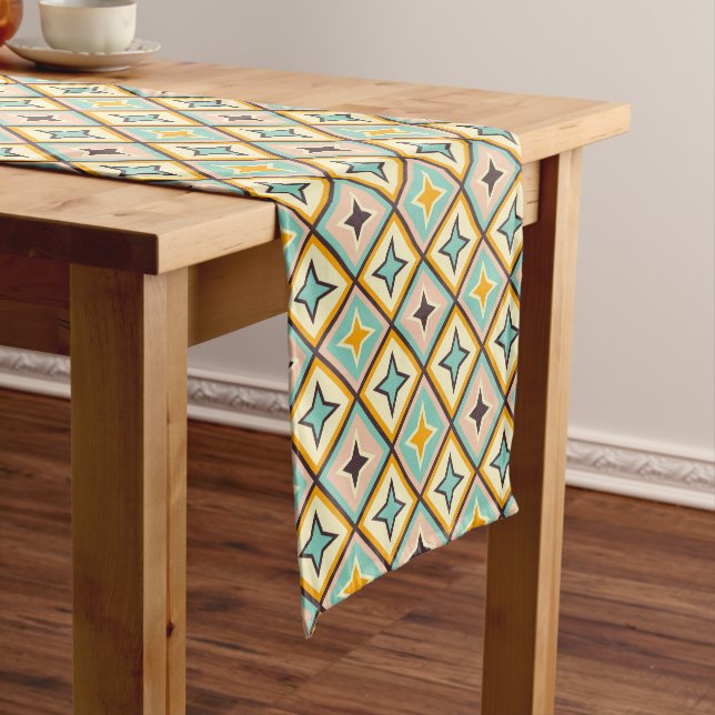 Caminho De Mesa Pequeno Abstract geometric pattern with diamond shapes (No Local)