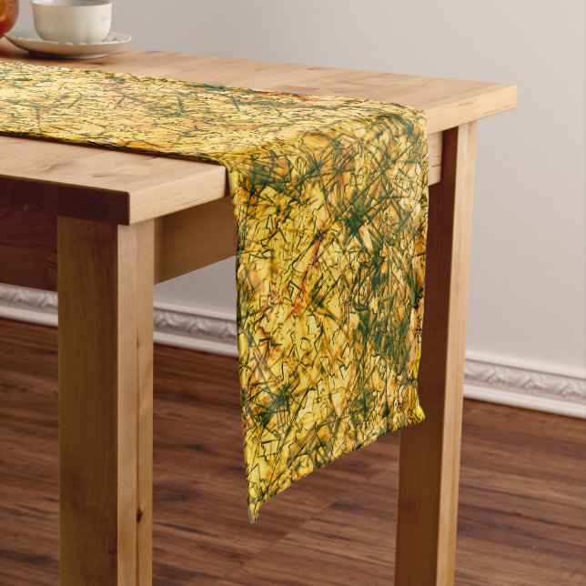 Caminho De Mesa Pequeno Arranhões numa imagem amarela clara (No Local)