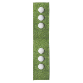 Caminho De Mesa Pequeno As bolas de golfe estão na grama verde