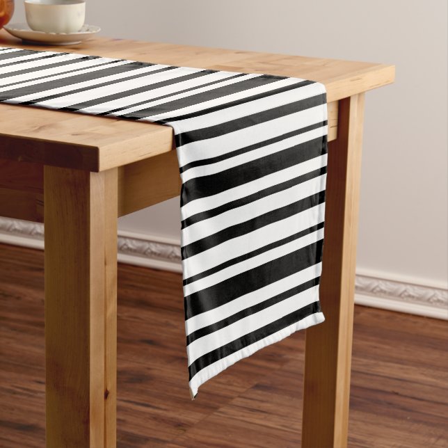 Caminho De Mesa Pequeno Bandas irregulares a preto e branco (No Local)