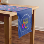 Caminho De Mesa Pequeno Baruch Atah Adonai PERSONALIZÁVEL | Chanukah<br><div class="desc">Corredor de Mesa CHANUKAH azul Elegante médio, mostrando com estrela colorida de David em um padrão ladrilhado. Em ambas as extremidades há uma design de um menorah, Star of David e dreidel mais CUSTOMIZÁVEL TEXTO que diz CHANUKAH BLESSINGS e BARUCH ATAH, ADONAI (Abençoado seja você, Senhor) que você pode personalizar...</div>