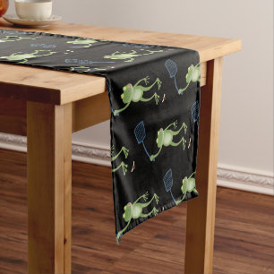 Caminho De Mesa Pequeno Cartoon de mosca verde-sapo engraçado