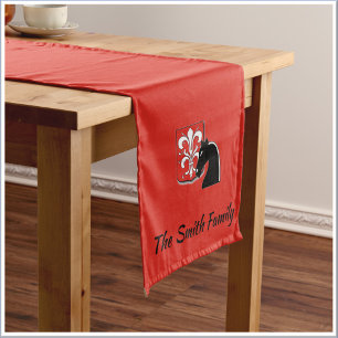 Caminho De Mesa Pequeno Cavaleiro e escudo vermelho e preto medievais