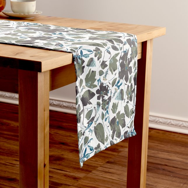Caminho De Mesa Pequeno Clematis Vine Flowers Aquarela Azul Verde (Clematis Green Blue Watercolor Flowers Table Runner from Studio Posies. )