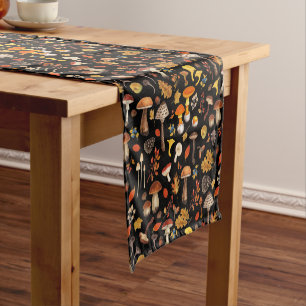 Caminho De Mesa Pequeno Cogumelos selvagens em preto