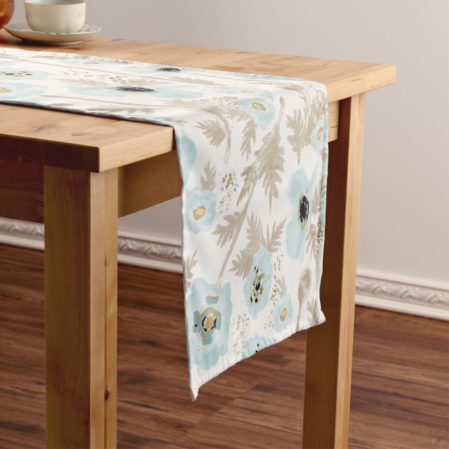 Caminho De Mesa Pequeno Decoração do Padrão Floral Azul Tan (Light Blue Tan Watercolor Floral Pattern Poppies Short Table Runner from Studio Posies. )
