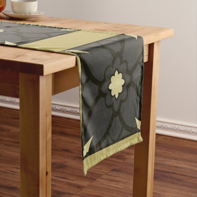 Caminho De Mesa Pequeno Dourado Preto (No Local)