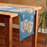 Caminho De Mesa Pequeno Dreidel Rustic Oak Jewish Holiday Blue Hanukkah<br><div class="desc">Comemore o feriado com este corredor de mesa de Chanucá na moda e transforme qualquer mesa em modo festivo. Um padrão de dois falsos sonhos de carvalho rústico são impressos para cima e para baixo neste corredor de mesa com o padrão a reverter no meio para que cada extremidade tenha...</div>