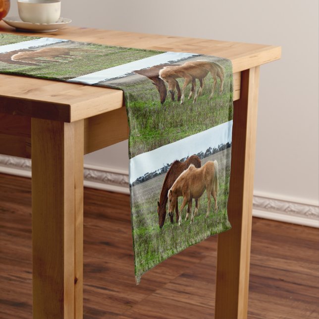 Caminho De Mesa Pequeno Égua castanha e potro Palomino, (No Local)