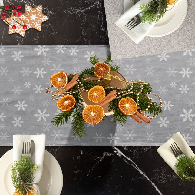 Caminho De Mesa Pequeno Feriados de Cinzas Elegantes e Flocos Brancos de N (Elegant Grey and White Snowflakes Holidays Short Table Runner)