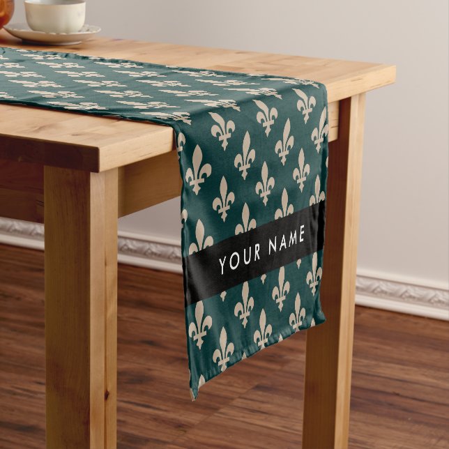 Caminho De Mesa Pequeno Fleur de Lis, Beige on Green, Royal, Your Name (No Local)