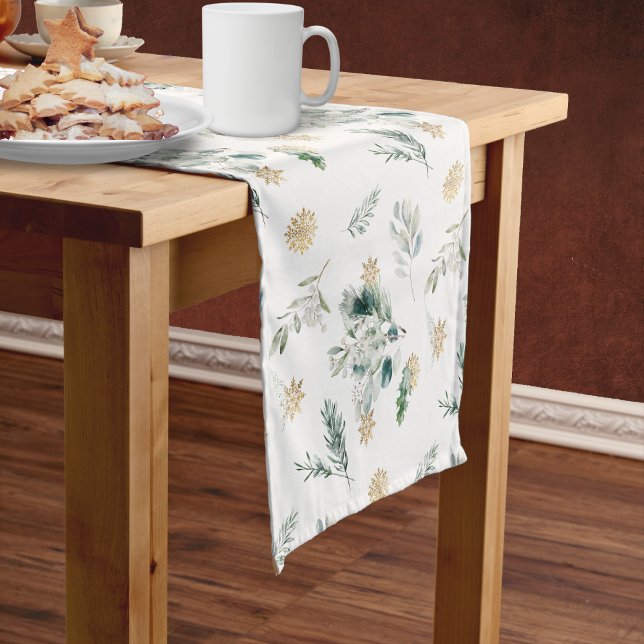 Caminho De Mesa Pequeno Flocos de neve Dourados de inverno Verde elegante  (Simple winter greenery Christmas table runner with pine branches, berries & gold snowflakes)