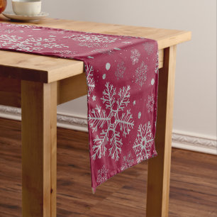 Caminho De Mesa Pequeno Flocos de neve prateados em vermelho escuro