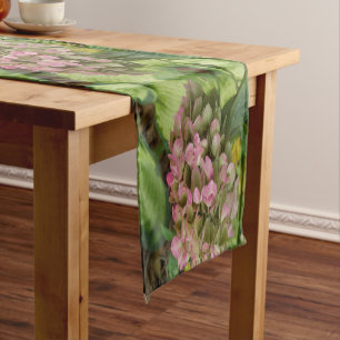 Caminho De Mesa Pequeno Floração de Hortênsia de Outono com Folhas de Host