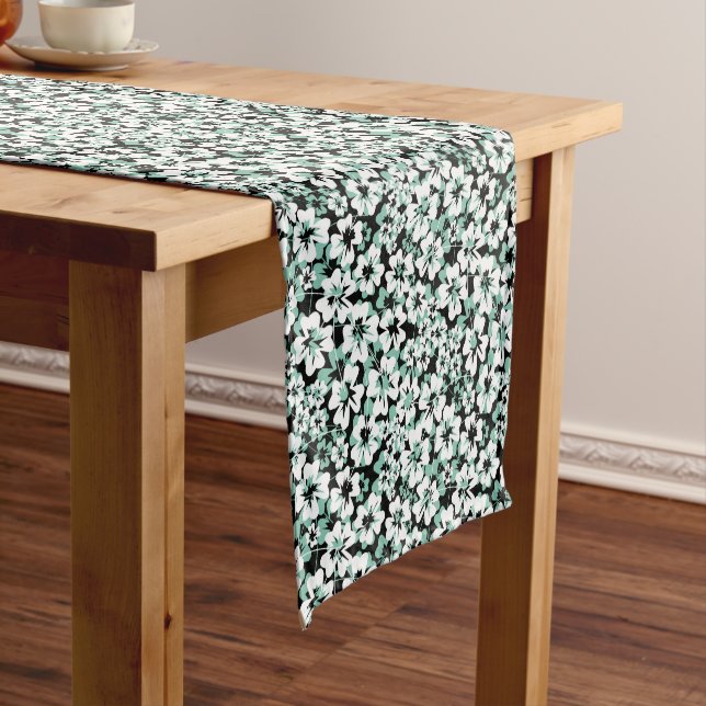 Caminho De Mesa Pequeno Flores brancas e turquesas a preto. (No Local)