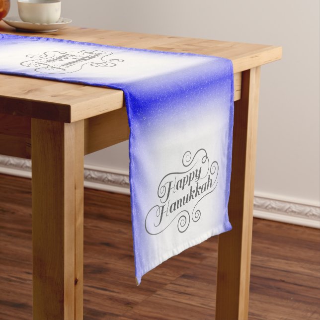 Caminho De Mesa Pequeno Fundo Branco Azul de 2 tons Feliz Hanukkah (No Local)