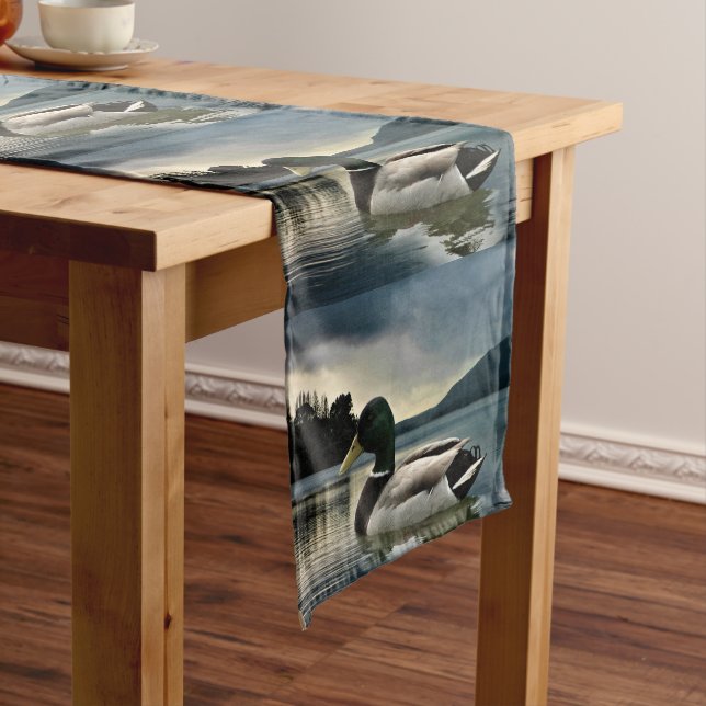 Caminho De Mesa Pequeno Mallard Duck No Lago (No Local)