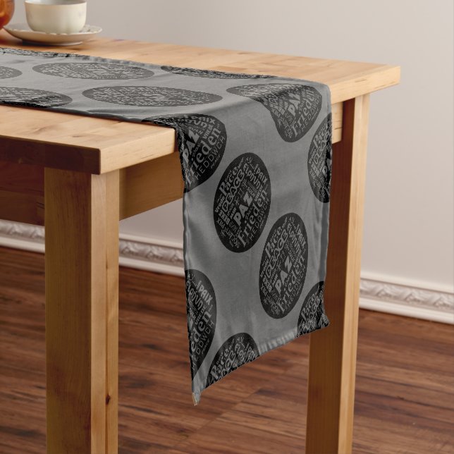 Caminho De Mesa Pequeno Mesa com palavras de paz multilíngue (No Local)