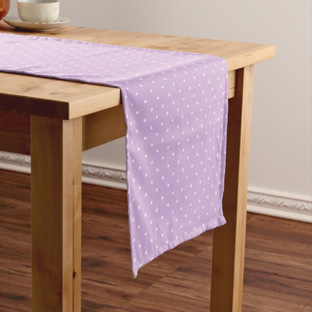 Caminho De Mesa Pequeno Micro Bolinhas Branco - Lilás Suave (No Local)