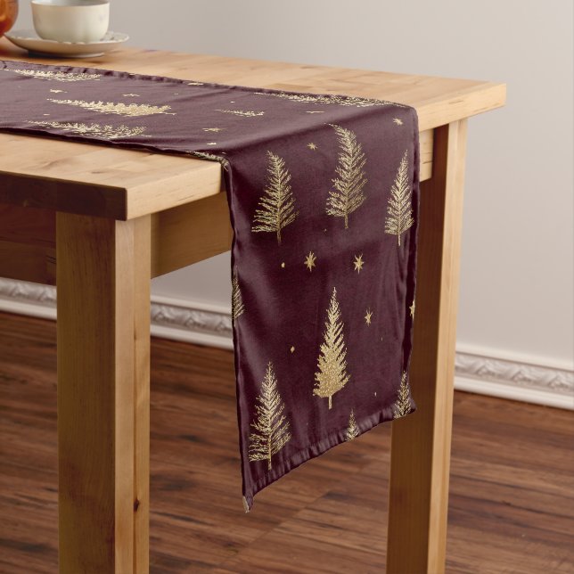 Caminho De Mesa Pequeno Modern Gold Christmas trees pattern on burgundy (No Local)