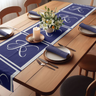 Caminho De Mesa Pequeno Monograma inicial da cinza azul Elegante