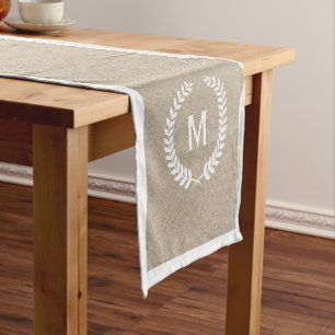 Caminho De Mesa Pequeno Monogramas Beige Faux Linen & White Wreath