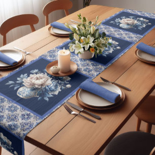Caminho De Mesa Pequeno Na moda floral vase monograma de chinoiserie azul
