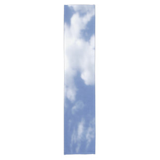Caminho De Mesa Pequeno nuvens no céu azul