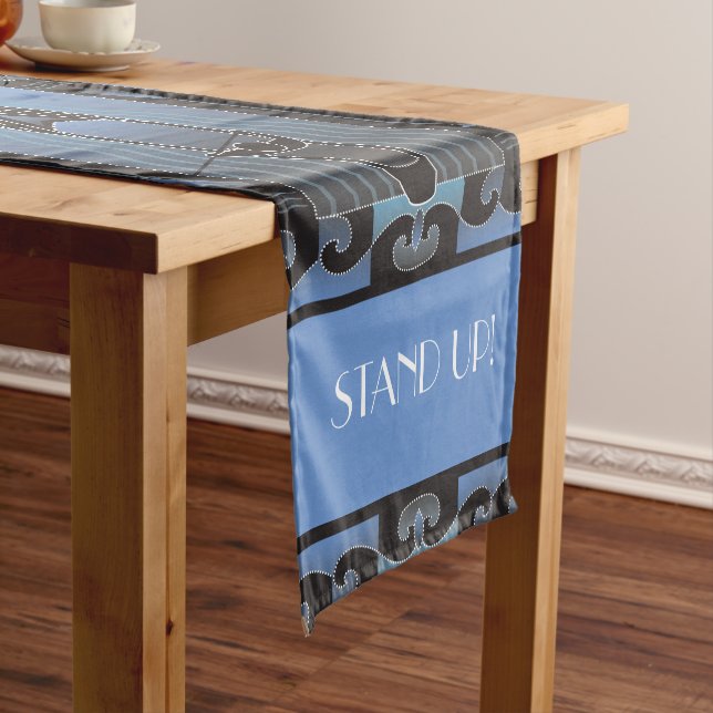 Caminho De Mesa Pequeno Paddleboarder para cima (No Local)