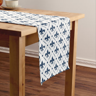 Caminho De Mesa Pequeno Padrão azul escuro Fleur De Lis sobre fundo branco